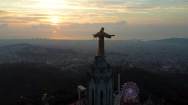 Kutsal Yürek Tapınağı olan Tibidabo Dağı. Barcelona, İspanya, UHD, 4K