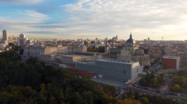 Madrid Kraliyet Sarayı ve gün doğumunda Almudena Katedrali 'nin en üst manzarası, İspanya.