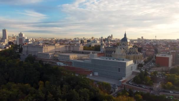 Blick von oben auf den Königspalast von Madrid und die Almudena-Kathedrale bei Sonnenaufgang, Spanien. — Stockvideo