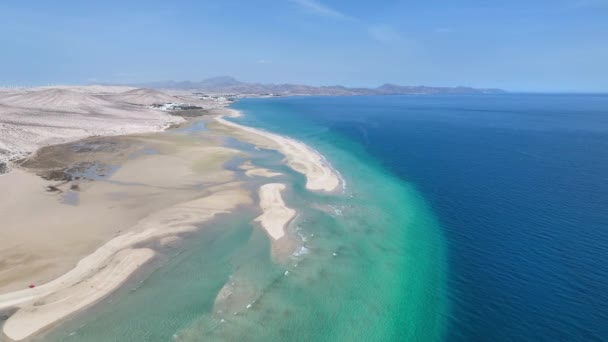 Widok z góry na wydmy Fuerteventura. Widok z lotu ptaka na Wyspy Kanaryjskie. — Wideo stockowe