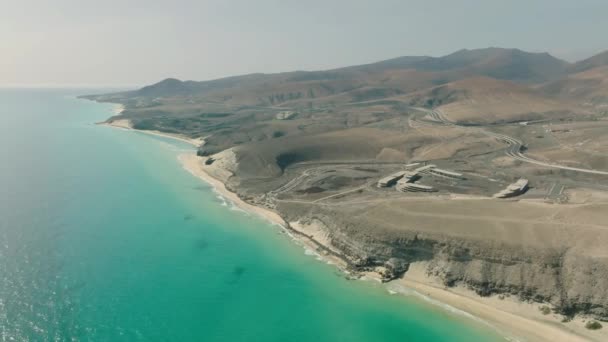 Bovenaanzicht op de duinen van Fuerteventura. Luchtfoto van de Canarische Eilanden. — Stockvideo