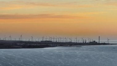 Yeşil alternatif rüzgar enerjisi. Yenilenebilir enerji manzarası.