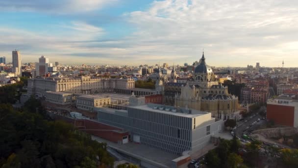 Horní pohled na královský palác v Madridu a Almudena katedrála při východu slunce, Španělsko. — Stock video