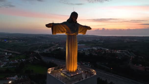 Dron latający wokół posągu Jezusa Chrystusa w Lizbonie. J — Wideo stockowe