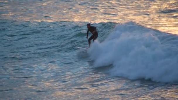 Szörfözés az Atlanti-óceánon közel Barrika, Spanyolország — Stock videók