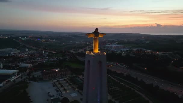 Drone vlucht rond het standbeeld van Jezus Christus in Lissabon. J — Stockvideo