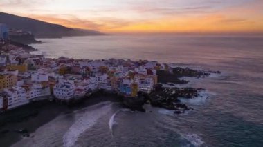Geceleri Puerto de la Cruz 'un hava manzarası. Tenerife adasının gece zamanı. Tenerife Adası 'nda günbatımının en üst görüntüsü. Gece şehir ışıkları. Tenerife, İspanya. Geceleri Atlantik kıyısında