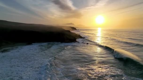 Belo pôr-do-sol sobre o oceano Atlântico. Drone vídeo de um céu deslumbrante por do sol sobre o mar.Calmo superfície do mar e pôr do sol céu laranja. Panorama do pôr do sol sobre a calma água do oceano. — Vídeo de Stock