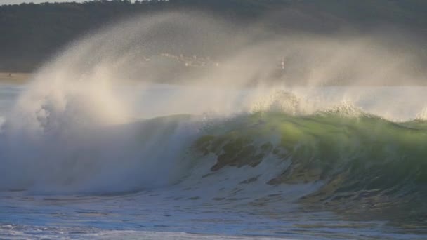 海の波のスローモーション無人機のビデオが海岸をクラッシュします。大西洋の力が動いている。海の波がビーチを覆う。嵐の海のエネルギーのトップビュー。海の周りの強力な海の波. — ストック動画