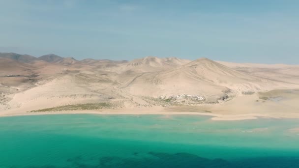 Mooie zandduinen ontmoeten de Atlantische Oceaan. Bovenaanzicht op de duinen van Fuerteventura. Luchtfoto van de Canarische Eilanden. Atlantische oceaan ontmoet zandduinen op de Canarische eilanden. — Stockvideo