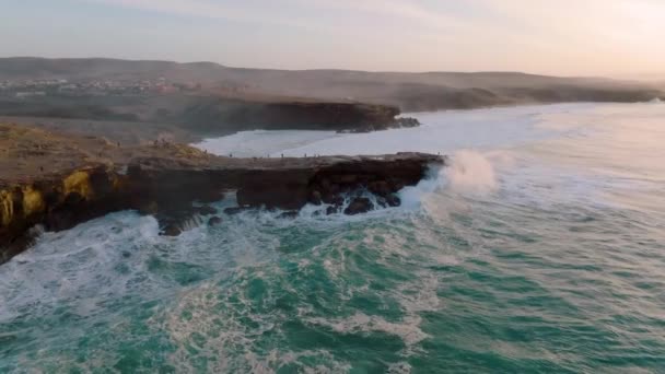 Widok z góry na Ocean Atlantycki rozbić skały Punta Guadalupe . — Wideo stockowe
