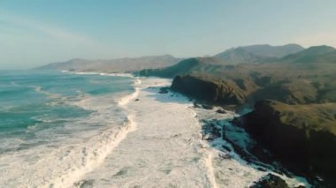 Atlantik Okyanusu 'nun en üst manzarası Punta Guadalupe kayalıklarına çarpıyor. .