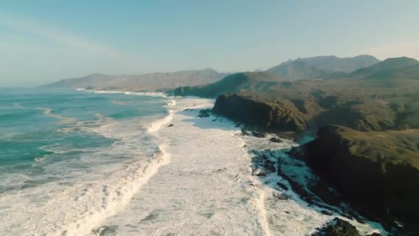 Bovenaanzicht van de Atlantische Oceaan crash de rotsen van Punta Guadalupe . — Stockvideo