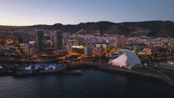 Bovenaanzicht van een beroemde concertzaal. Prachtige concertzaal Santa Cruz de Tenerife. Expressionisme stijl concertzaal op Tenerife eiland. Concertzaal aan zee. Luchtfoto van Tenerife, Spanje. — Stockvideo