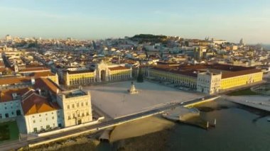 Lizbon 'daki saray meydanının gündüz vakti. Lisbon Meydanı 'nın şehir ışıklarındaki en iyi ticaret manzarası. Lizbon, Portekiz sokaklarında gece hayatı. Marina körfezi yakınlarındaki satış alanı.