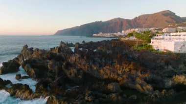Los Gigantes, Tenerife 'de volkanik havuz. Atlantik Okyanusu 'ndaki Rocky Adası. Fırtınalı deniz dalgaları kayalık kayalıkları kaplıyor. İspanya 'nın en iyi Tenerife adası manzarası. Tenerife adasının kayalıklarında bir kasaba.