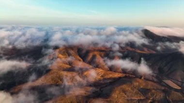 Montana Cardon Ulusal Parkı 'nın en iyi manzarası. Güzel ada dağları üzerinde İHA uçuşu. Güzel fuerteventura adası. Dağlar Atlantik okyanusuyla buluşur. Kanarya Adaları videosu. 4k