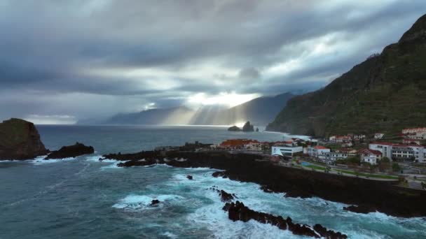 Top uitzicht op Porto Moniz stad op Madeira eiland. Bergen op Madeira. Stormachtige Atlantische oceaan bij Madeira. Vulkanische waterpoelen langs de kust van Madeira. Luchtfoto van het eiland Madeira, Portugal. — Stockvideo