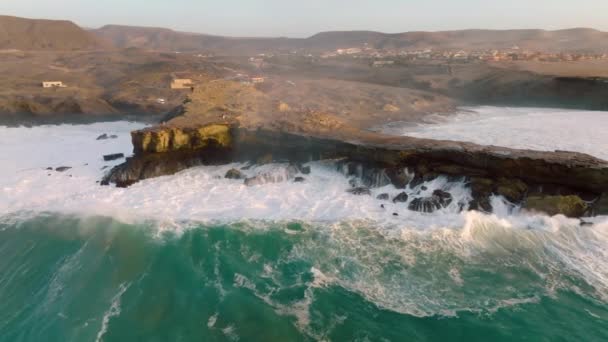 Vista superior do Oceano Atlântico bater as rochas de Punta Guadalupe. Linda Playa de la Pared na ilha de Fuerteventura. Espanha. — Vídeo de Stock