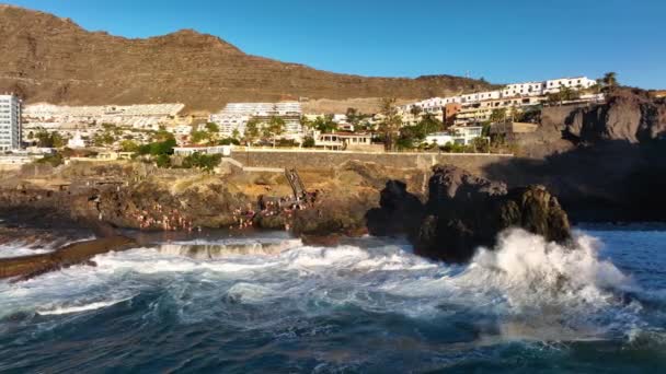 Vista superior del océano Atlántico se estrellan las rocas de Punta Guadalupe. Hermosa Playa de la Pared en la isla Fuerteventura. España. — Vídeo de stock