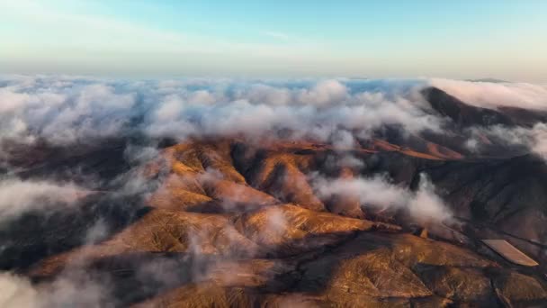 Widok na Park Narodowy Montana Cardon. Lot dronem nad pięknymi górami wysp. Piękna wyspa Fuerteventura. Góry spotykają Ocean Atlantycki. Film z Wysp Kanaryjskich. 4k — Wideo stockowe
