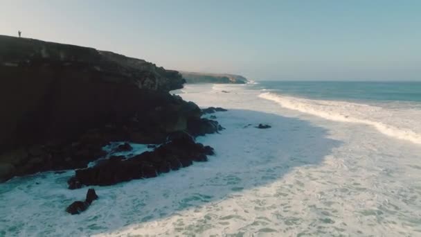 Bovenaanzicht van de Atlantische Oceaan crash de rotsen van Punta Guadalupe . — Stockvideo
