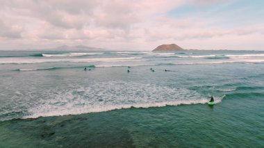 Corralejo kasabasının kumlu milli parkından geçen yolun üst görüntüsü..
