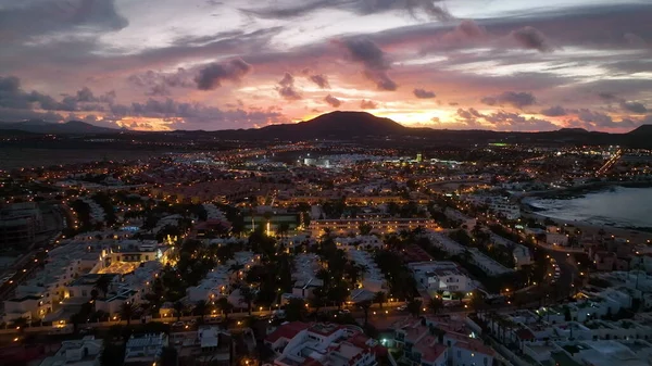 Vista nocturna de la ciudad de Corralejo. Vista superior puesta del sol paisaje urbano. Ojo de ave — Foto de Stock
