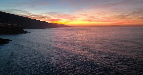 Piscina vulcanica a Los Gigantes, Tenerife. Isola rocciosa nell'oceano Atlantico. — Foto Stock