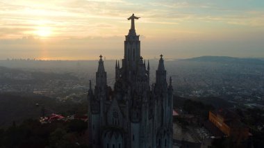 Kutsal Yürek Tapınağı ile Tibidabo Dağı.
