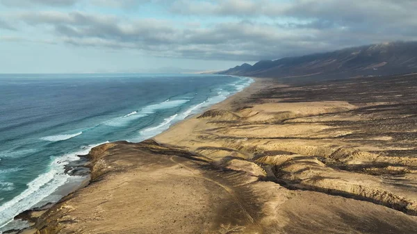 Kanarya Adaları. İspanya Atlantik Okyanusu kıyısı. Kış deniz manzarası.