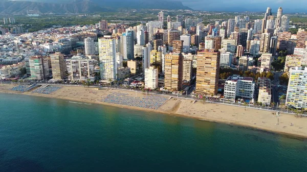 Vista superior de la ciudad de Benidorm, una ciudad turística en la costa de España — Foto de Stock