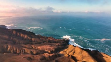 Montana Cardon Ulusal Parkı 'nın en iyi manzarası. Güzel ada dağları üzerinde İHA uçuşu. Güzel fuerteventura adası. Dağlar Atlantik okyanusuyla buluşur. Kanarya Adaları videosu.