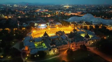 4K hava aracı görüntüsü Szechenyi Hamamı. İHA gün batımından sonra birçok ziyaretçiyle havuz etrafında uçar. Budapeşte, Macaristan