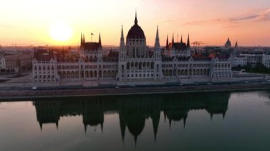 Macaristan 'ın Budapeşte kentinde Tuna Nehri ile Macar Parlamento Binası. 4K hava aracı görüntüsü