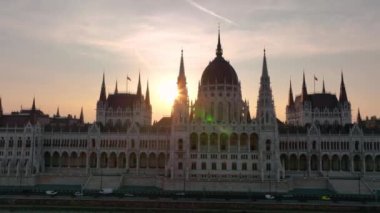 Macaristan 'ın Budapeşte kentinde Tuna Nehri ile Macar Parlamento Binası. 4K hava aracı görüntüsü