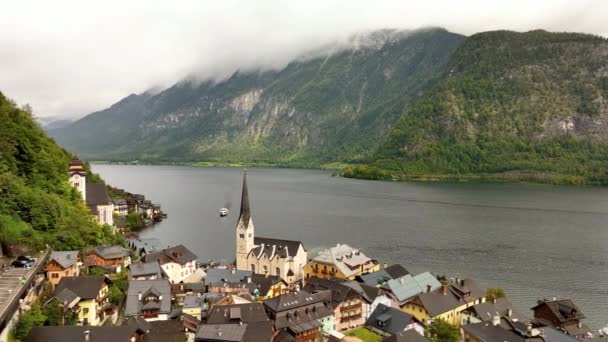 Uitzicht Vanuit Lucht Het Oostenrijkse Bergdorp Hallstatt Het Hallstattermeer Zomertijd — Stockvideo