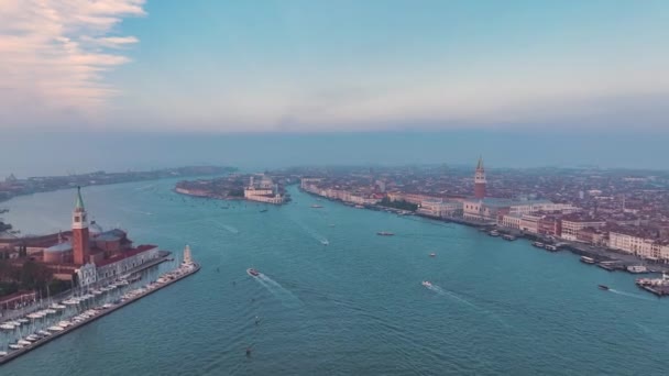 旧城鸟瞰威尼斯大运河大教堂的4K空中无人驾驶图像 威尼斯意大利的天空在日出的时候是彩色的 意大利 — 图库视频影像