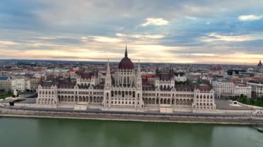 Macaristan 'ın Budapeşte kentinde Tuna Nehri ile Macar Parlamento Binası. 4K hava aracı görüntüsü