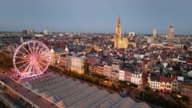 Antwerp 'in 4K şehir manzarası, Lady Antwerp' in Gotik tarzı tarihi katedrali ve Belçika 'nın tarihi merkezi, gece Avrupa manzarası