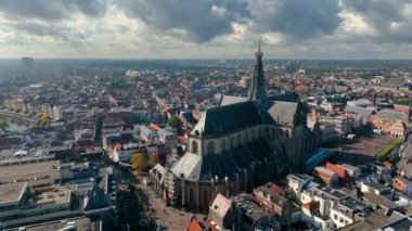 Küçük bir kasabanın hava manzarası. Haarlem, Hollanda. 4K 'deki bir İHA ile havadan çekim..