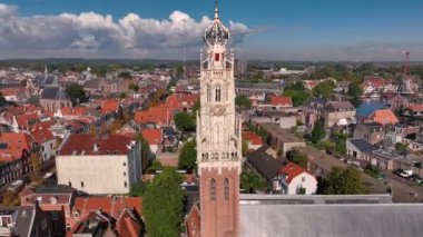 Küçük bir kasabanın hava manzarası. Haarlem, Hollanda. 4K 'deki bir İHA ile havadan çekim..
