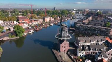 Küçük bir kasabanın hava manzarası. Haarlem, Hollanda. 4K 'deki bir İHA ile havadan çekim..
