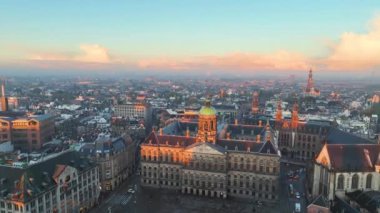 Amsterdam, Hollanda 'nın ünlü yerlerinin hava manzarası. Kanal ve eski merkez bölge manzarası. Koninklijk Paleis Amsterdam görünümü gün doğumunda