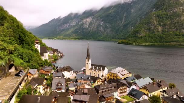 Luftaufnahme Des Österreichischen Bergdorfes Hallstatt Und Hallstatter See Sommerzeit Salzkammergut — Stockvideo