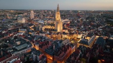 Antwerp 'in 4K şehir manzarası, Lady Antwerp' in Gotik tarzı tarihi katedrali ve Belçika 'nın tarihi merkezi, gece Avrupa manzarası