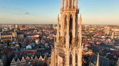 Antwerp 'in 4K şehir manzarası, Lady Antwerp' in Gotik tarzı tarihi katedrali ve Belçika 'nın tarihi merkezi, Avrupa