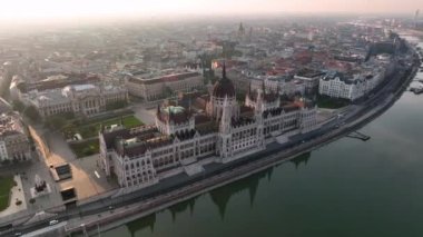 Macaristan 'ın Budapeşte kentinde Tuna Nehri ile Macar Parlamento Binası. 4K hava aracı görüntüsü