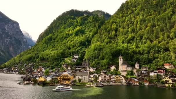 Flygfoto Över Den Austriska Bergsbyn Hallstatt Och Hallstattersjön Sommartid Salzkammergut — Stockvideo