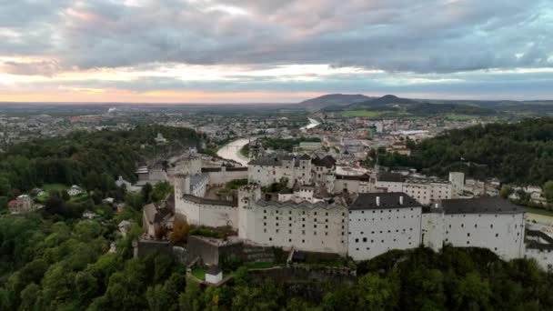 航空ビュー日没後4Kのザルツブルク城川旧市街のザルツブルクオーストリアのスカイライン — ストック動画